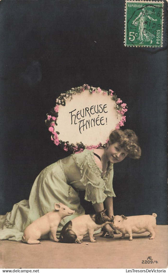 FANTAISIE - Femme - Heureuse Année - Femme à Quatre Pattes -  Porcelets - Carte Postale Ancienne - Frauen