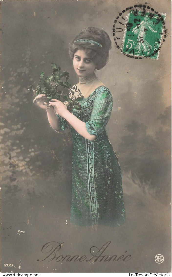 FANTAISIE - Femme - Bonne Année - Femme En Robe Verte - Feuilles - Carte Postale Ancienne - Femmes