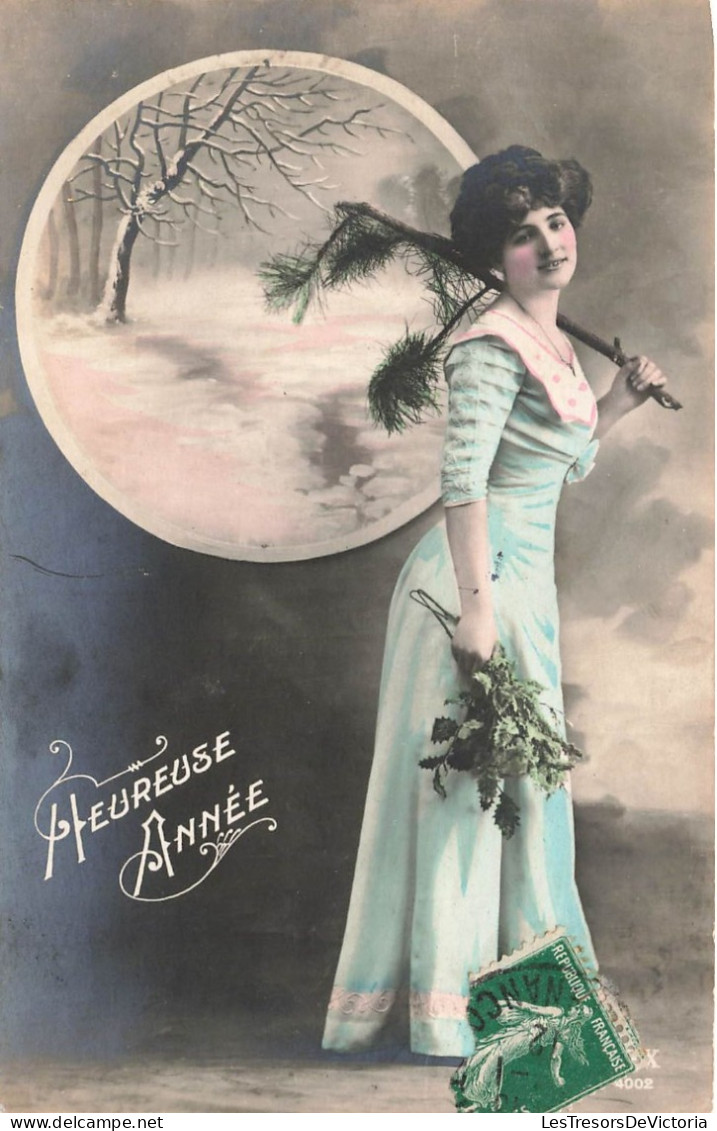 FANTAISIE - Femme - Heureuse Année - Femme Avec Une Branche De Pin - Carte Postale Ancienne - Femmes