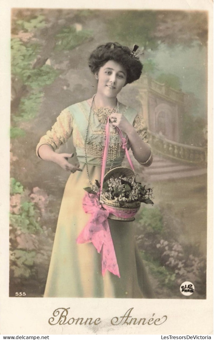 FANTAISIE - Femme - Bonne Année - Femme Avec Panier De Fleurs - Ruban Rose - Carte Postale Ancienne - Women