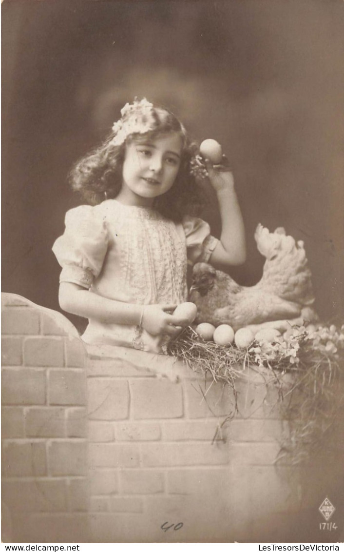 ENFANT - Fillette Avec Un Oeuf - Poule Dans Son Nid - Carte Postale Ancienne - Autres & Non Classés