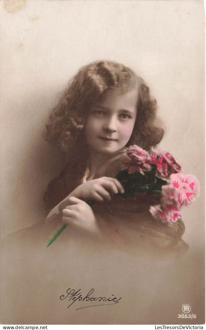 ENFANT - Fillette Avec Un Bouquet De Fleurs - Stéphanie - Carte Postale Ancienne - Autres & Non Classés
