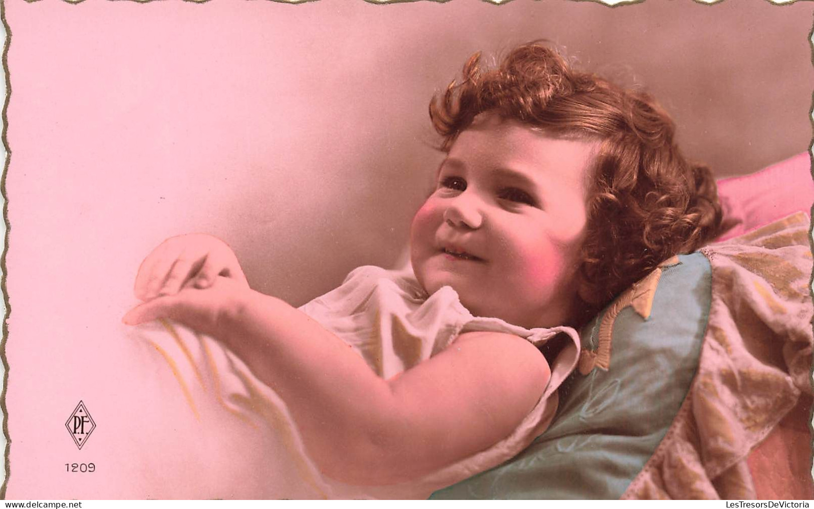 ENFANT - Bébé Couché Sur Son Lit - Souriant - Colorisé - Carte Postale - Autres & Non Classés