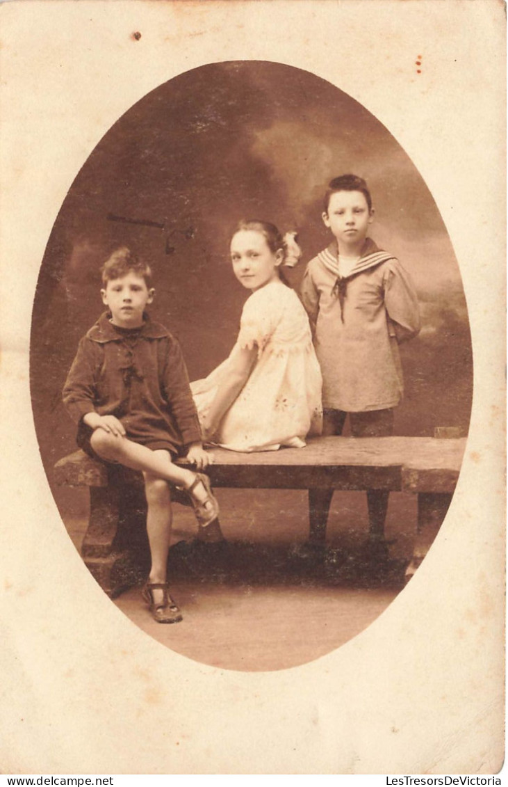 ENFANTS - Une Petite Fille Avec Ses Deux Frères - Carte Postale Ancienne - Grupo De Niños Y Familias