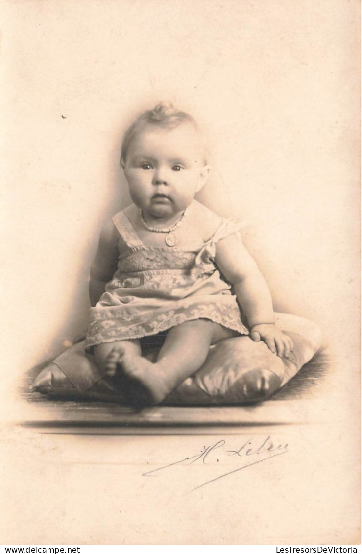 ENFANTS - Un Bébé Assis Sur Un Coussin - Carte Postale Ancienne - Portraits