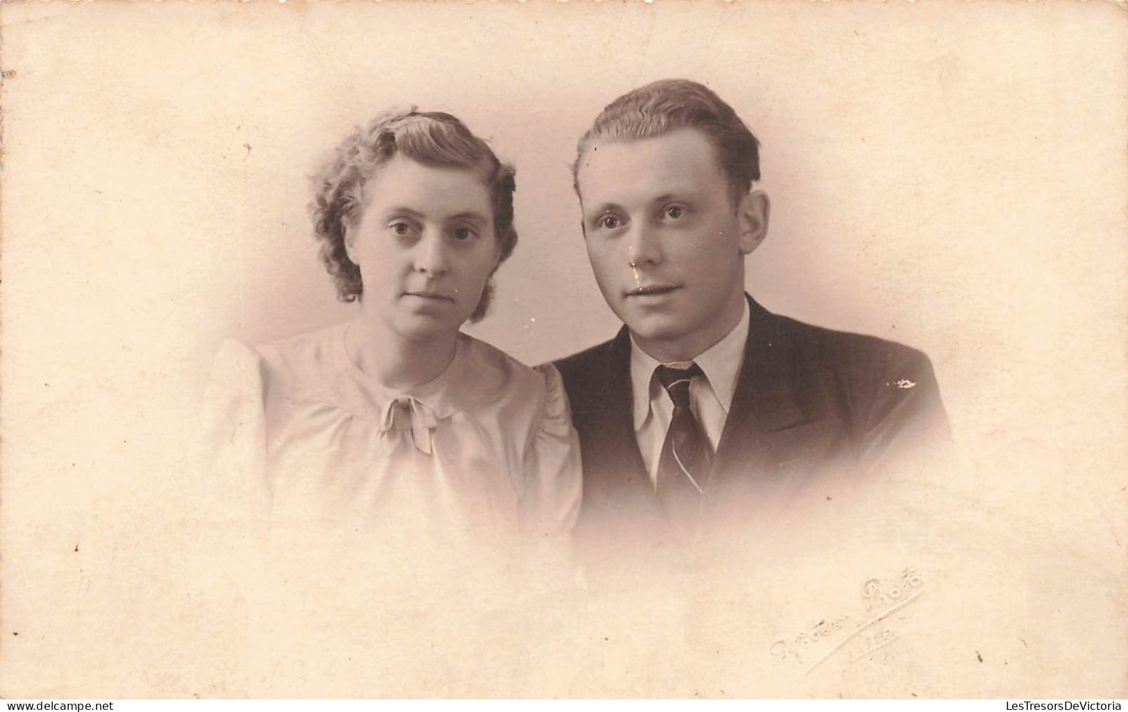 COUPLES - Un Homme Avec Sa Femme En Tenue élégante - Carte Postale Ancienne - Couples