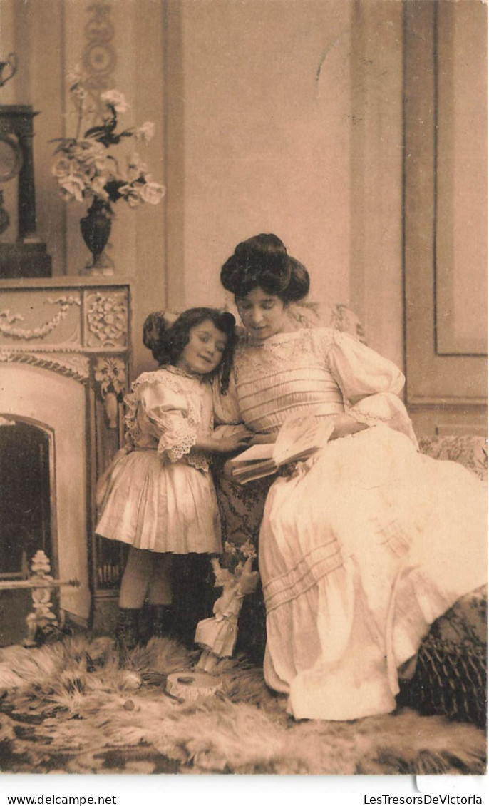 ENFANTS - Une Petite Fille Avec Sa Mère - Carte Postale Ancienne - Groupes D'enfants & Familles