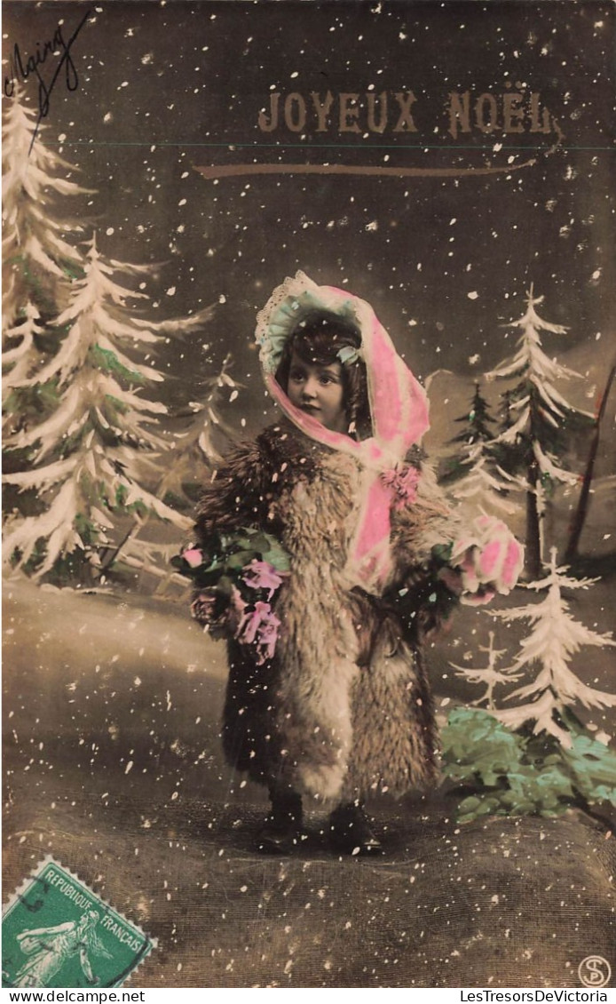 FÊTES ET VOEUX - Joyeux Noël - Fillette Sous La Neige - Manteau De Fourrure - Carte Postale Ancienne - Autres & Non Classés