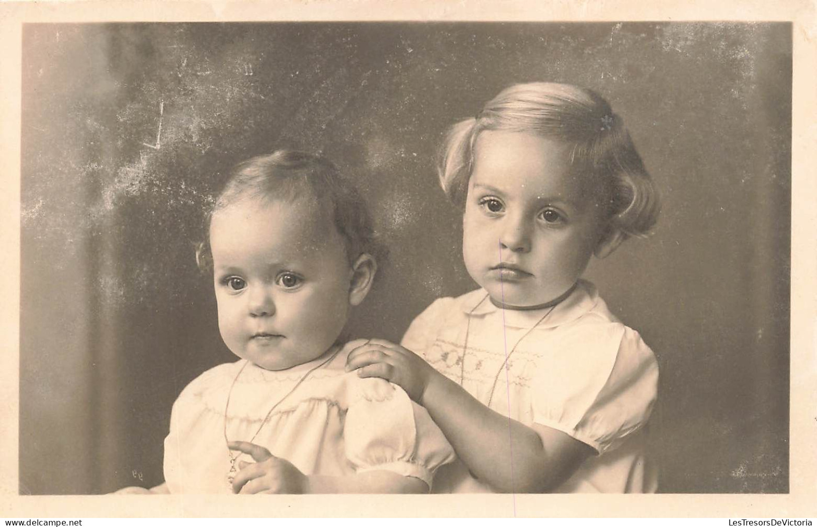 ENFANTS - Un Bébé Avec Sa Grande Soeur - Carte Postale Ancienne - Children And Family Groups