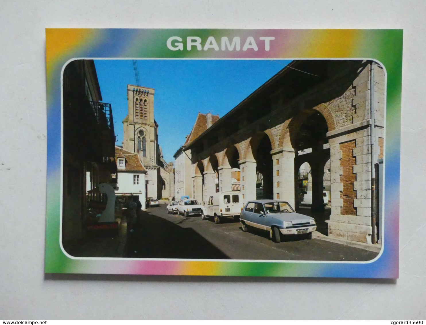 46 : Gramat  : La Halle Et L'Eglise  ( Voitures ) - Gramat