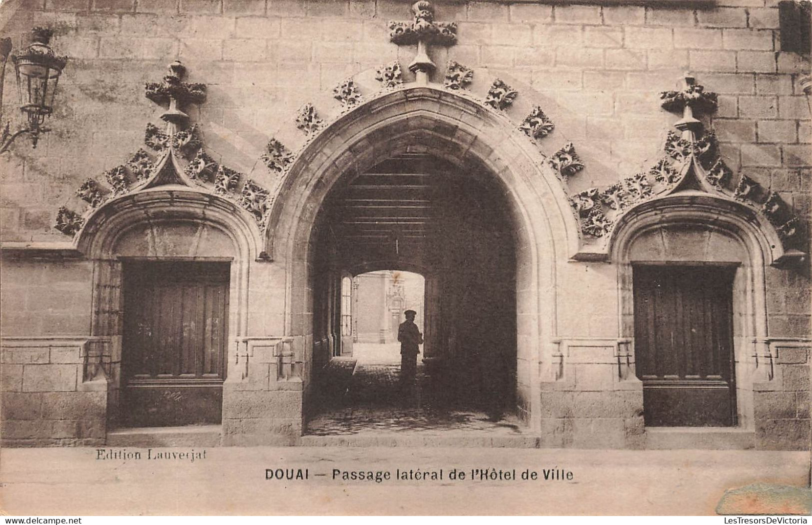FRANCE - Douai - Vue Générale Du Passage Latéral De L'hôtel De Ville - Carte Postale Ancienne - Douai
