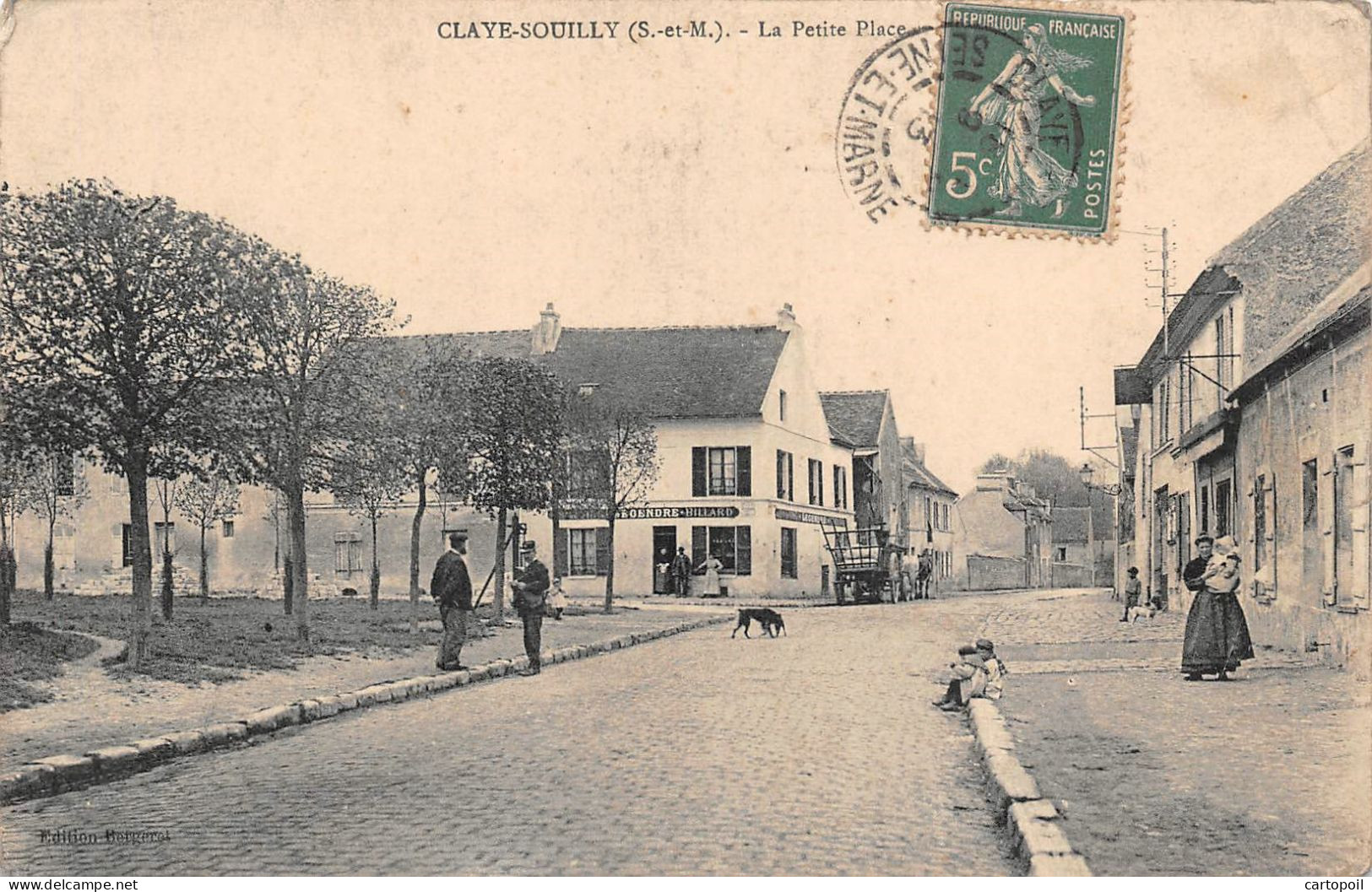 77 - CLAY-SOUILLY - La Petite Place Animée - Facteur - Claye Souilly
