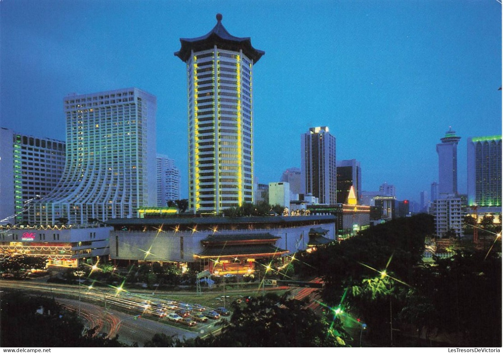 SINGAPOUR - Singapore - Orchard Road The Luxurious Multi Storey Hotel And Glittering Shopping Complex - Carte Postale - Singapur