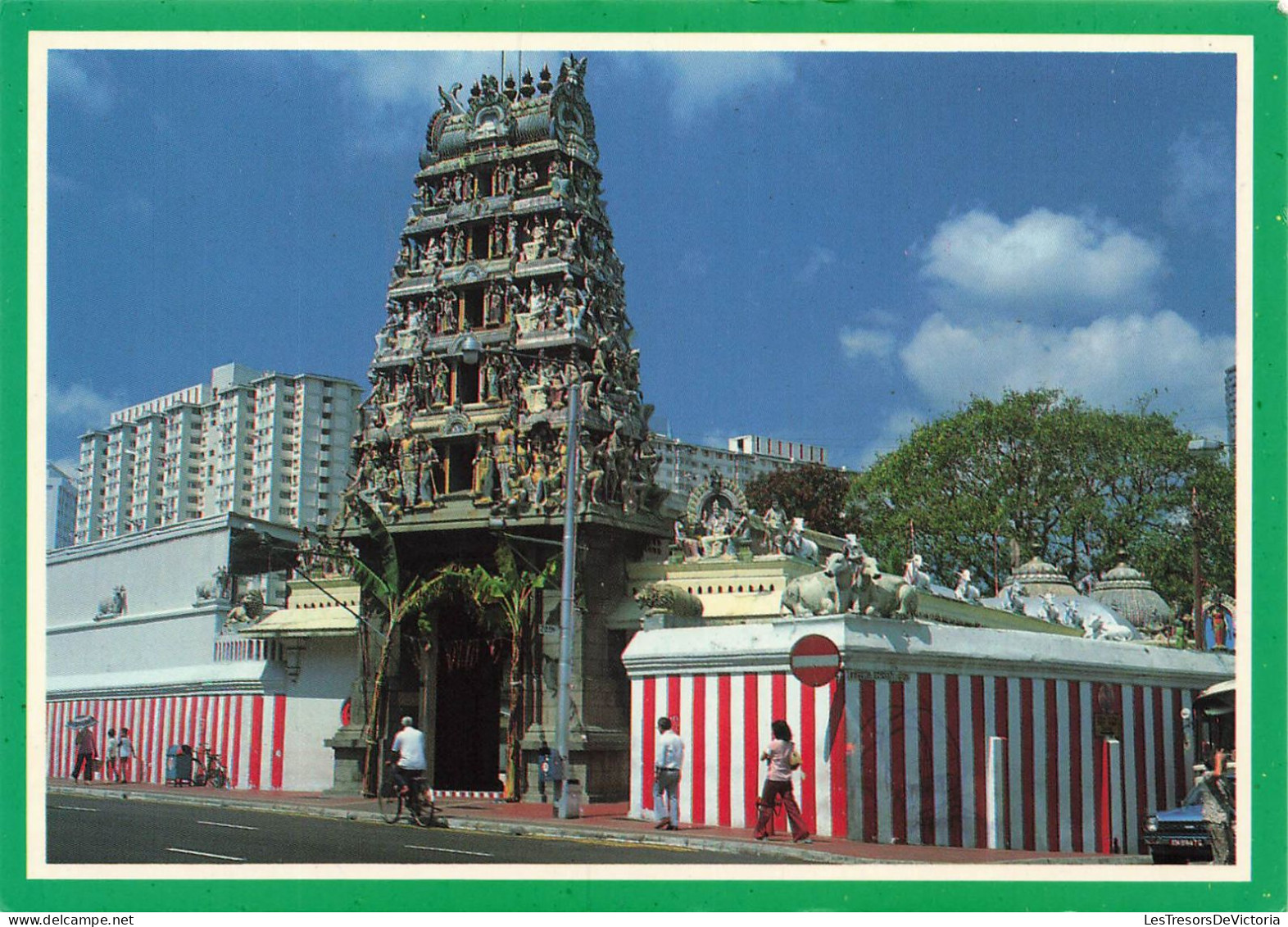 SINGAPOUR - Sri Mariamman Temple Has A Colourful And Flambouyantly Decorated Tower With Sculptures - Carte Postale - Singapore