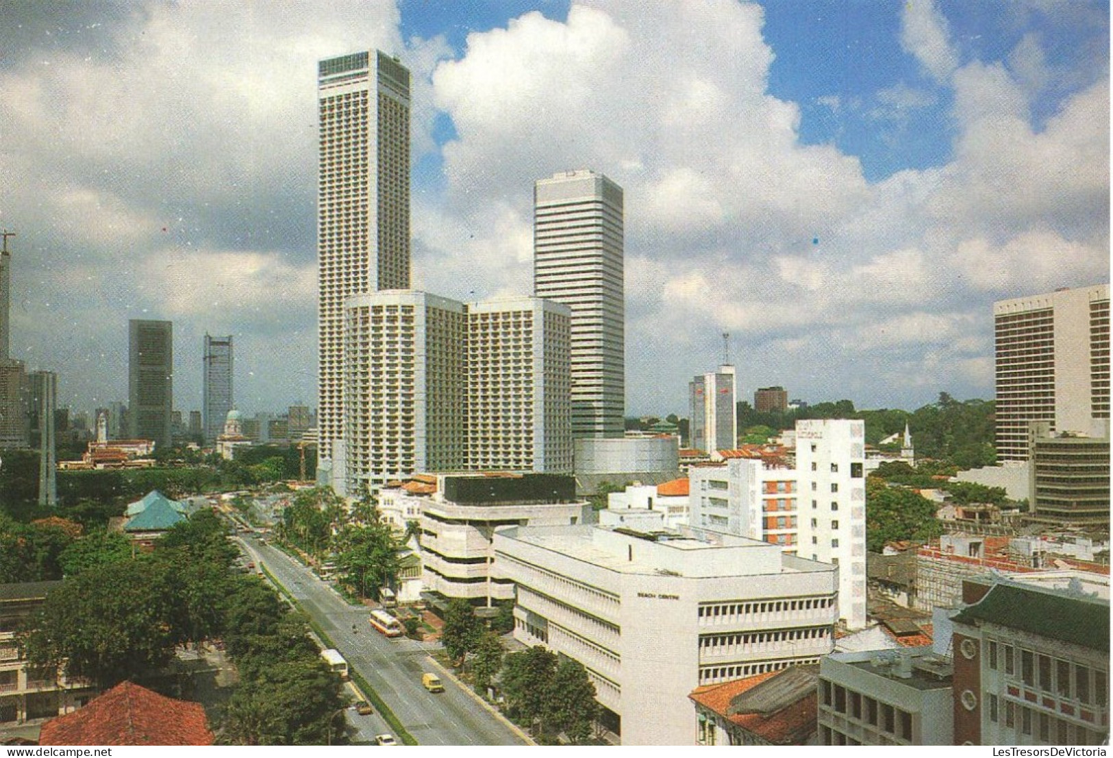 SINGAPOUR - Raffles City  Singapore - The Highest Building Is 72 Storeys - Carte Postale - Singapour