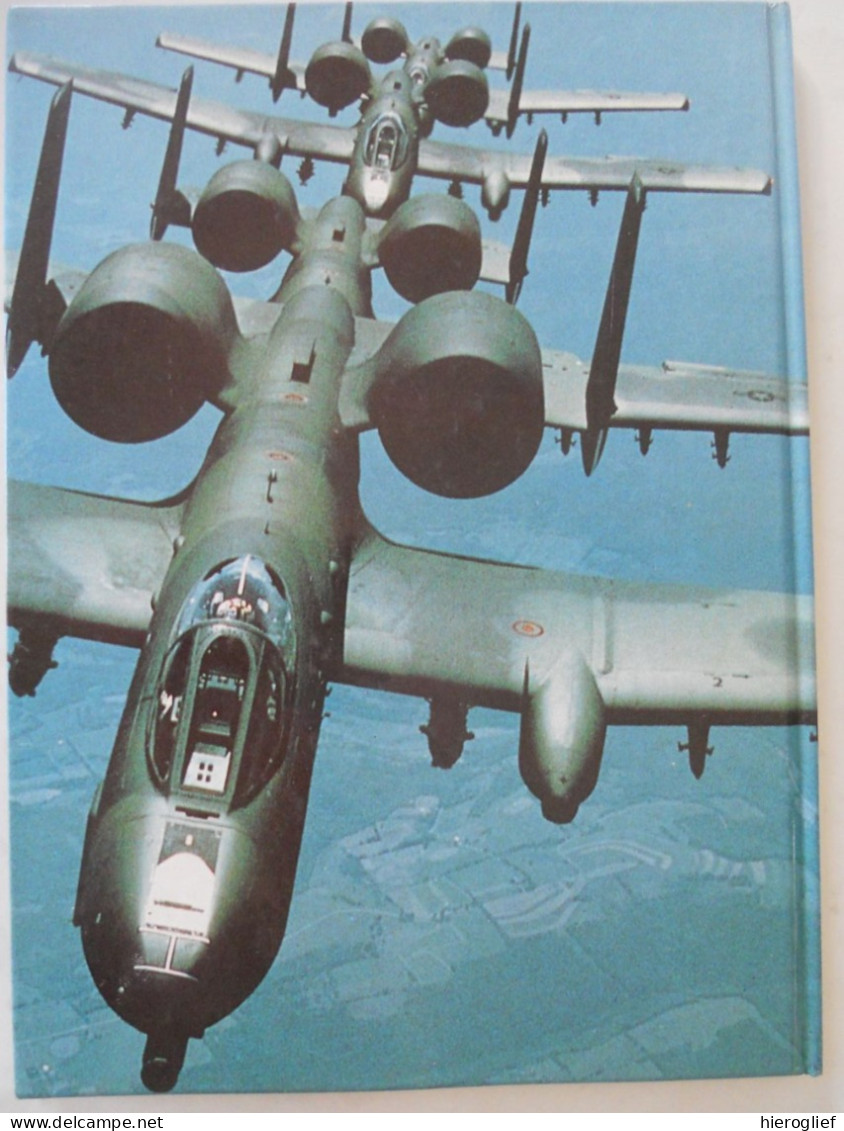 GEVECHTSVLIEGTUIGEN door Hugh W. Cowin / oorlog vliegtuigen luchtmacht types modellen afweer bommenwerpers