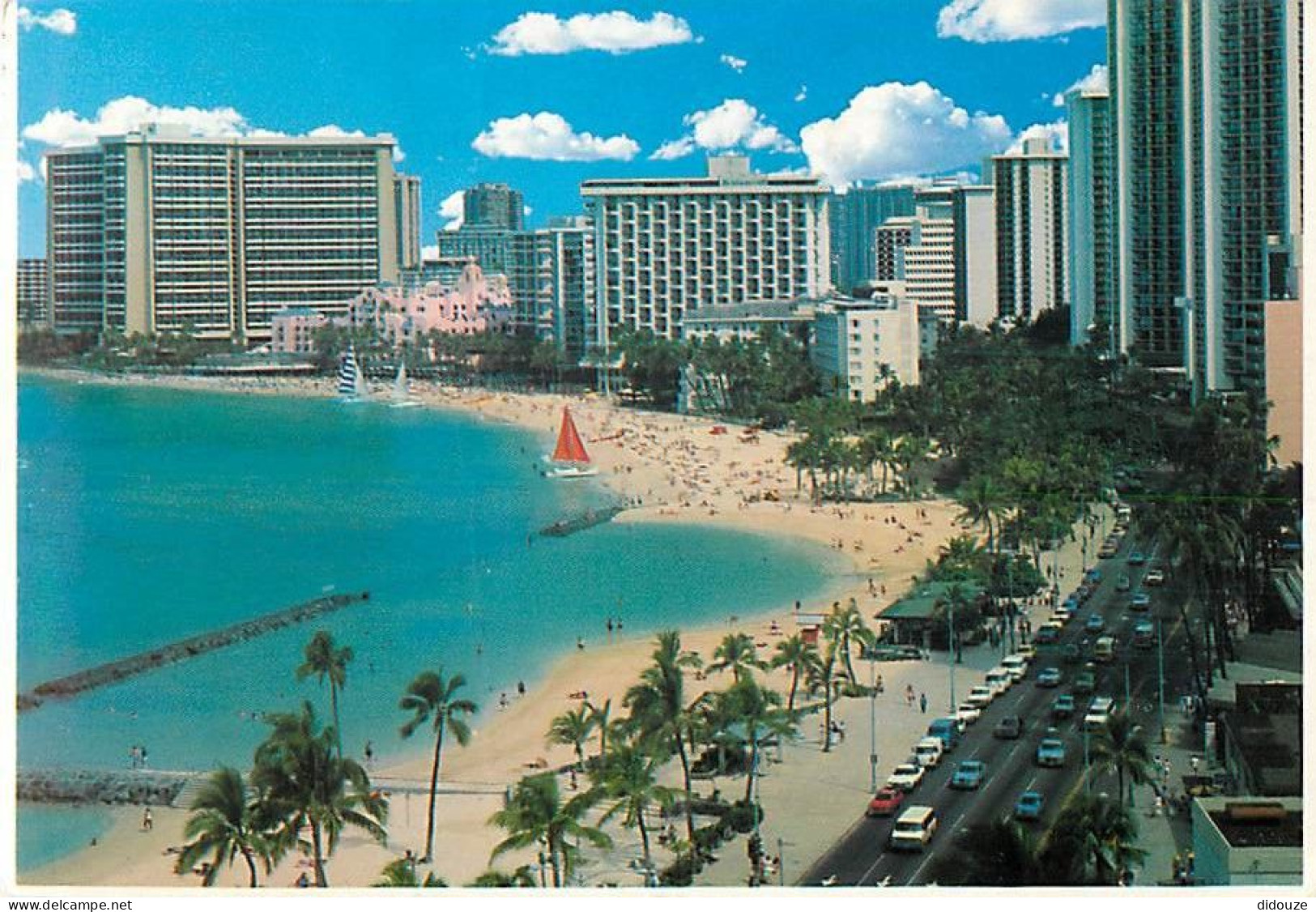 Etats Unis - Hawaï - Honolulu - Waikiki Beach - Hotels US Royal Hawaiian Lining Waikiki Beach On One Sideand Kalakaua Av - Honolulu