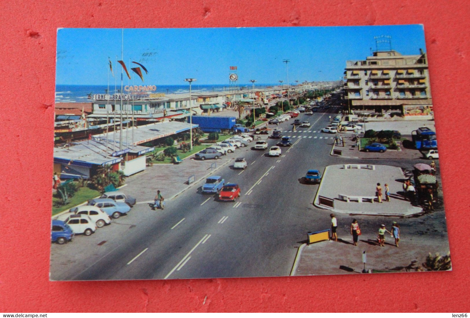 Viareggio Il Viale Lungomare + Auto Anche Mini Minnor Rossa Viaggiata Ma Senza Francobollo - Viareggio