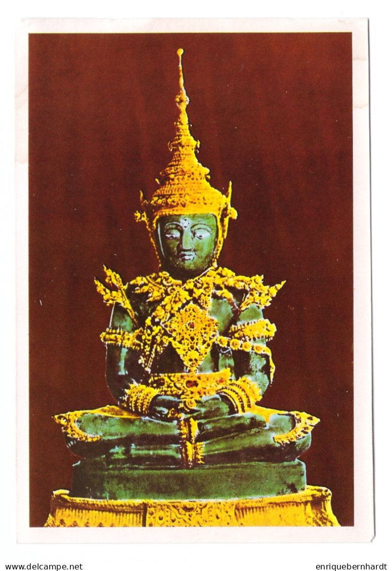 THAILAND // BANGKOK - THE IMAGE OF THE EMERALD BUDDHA UNDER SUMMER SEASON ATTIRE INSIDE WAT PHRA - Bouddhisme