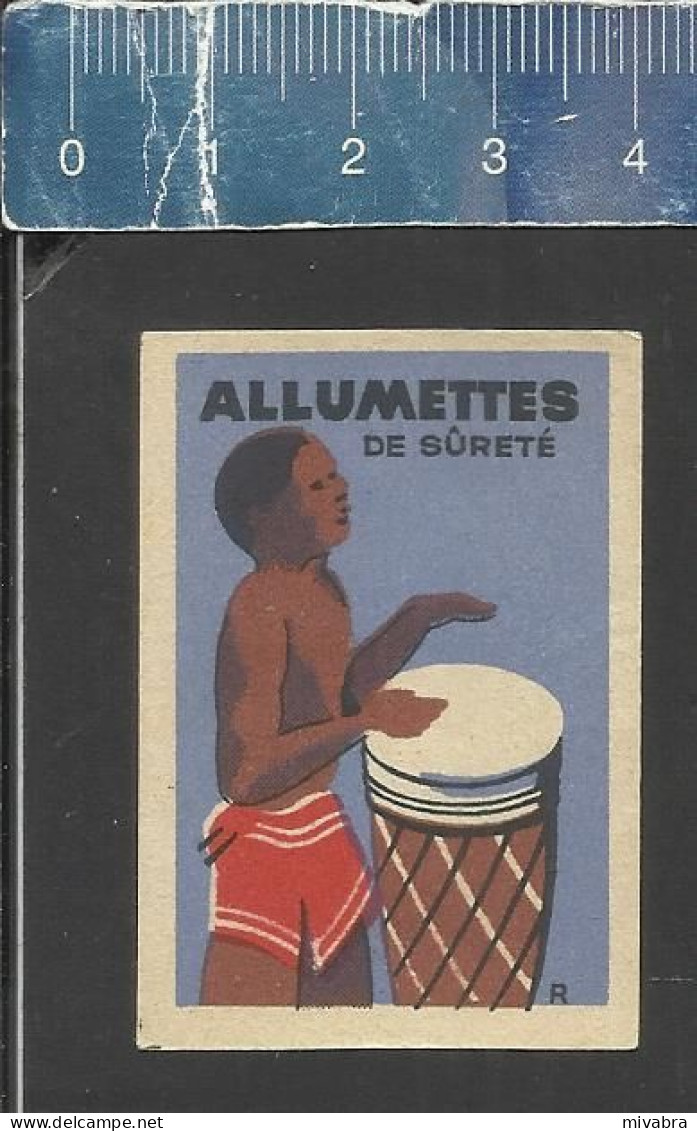 NATIVE AFRICAN WITH TAMTAM  - OLD EXPORT MATCHBOX LABEL DDR - Boites D'allumettes - Etiquettes