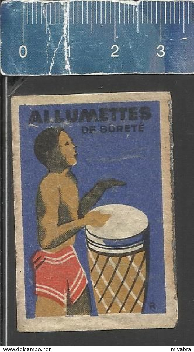 NATIVE AFRICAN WITH TAMTAM  - OLD EXPORT MATCHBOX LABEL DDR - Boites D'allumettes - Etiquettes