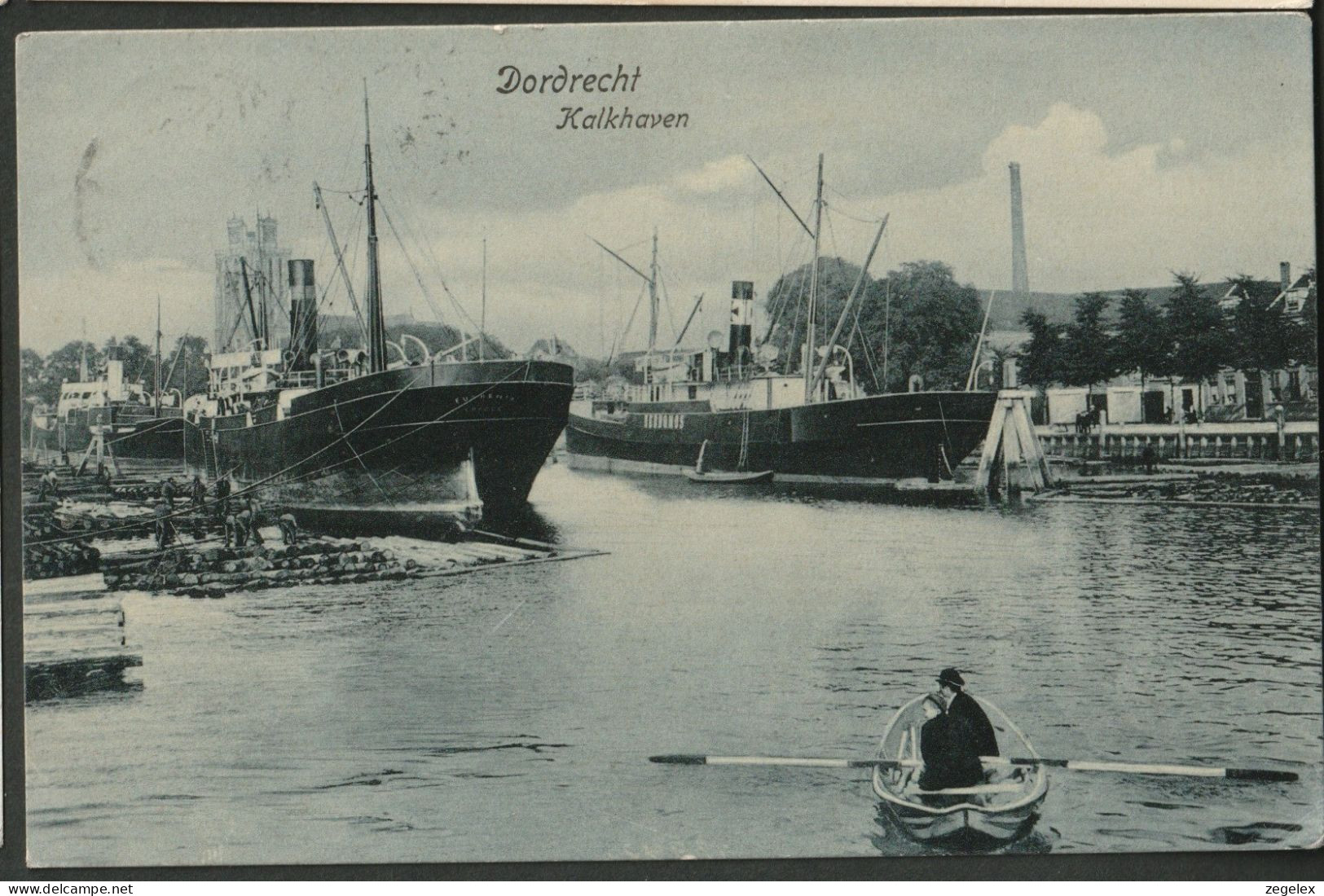 Dordrecht Rond 1905 - Kalkhaven Met Veel Havenwerkers Aan Het Werk Op Boomstammen. - Dordrecht
