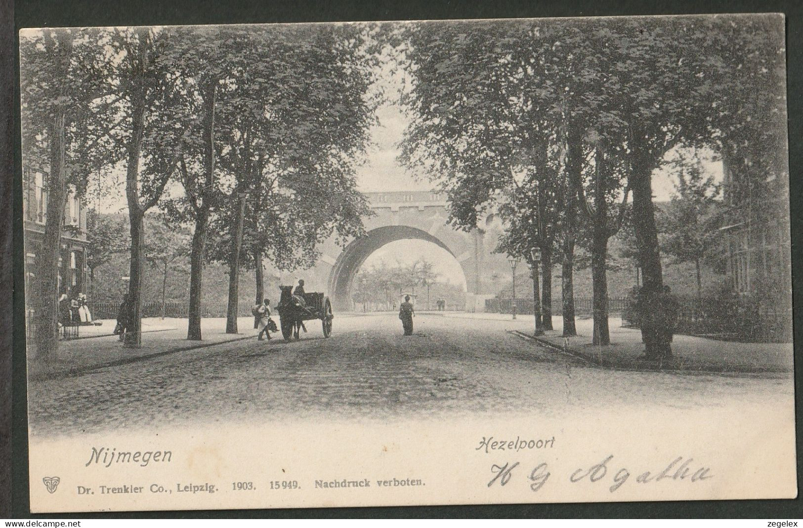 Nijmegen 1904 - Hezelpoort - Met Voorbijgangers - Midden Op Straat - Nijmegen