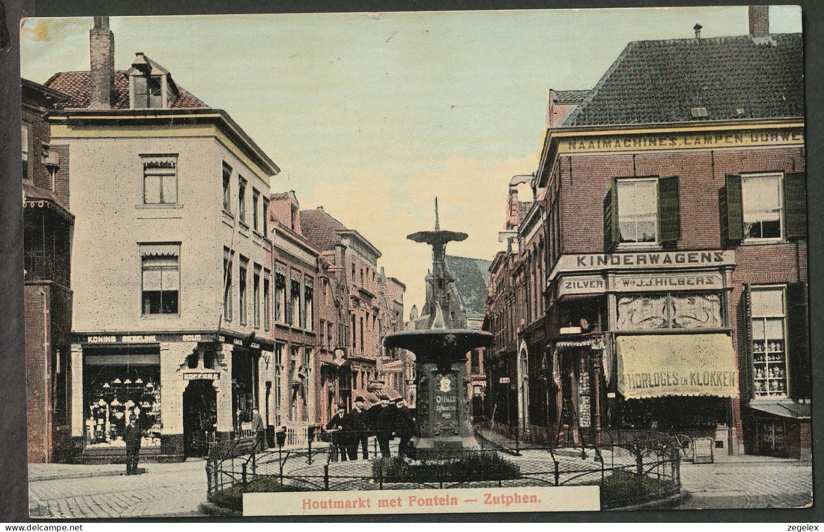 Zutphen 1910 - Houtmarkt Met Fontein - Zie Reclames Tot Onder Het Dak - Zutphen