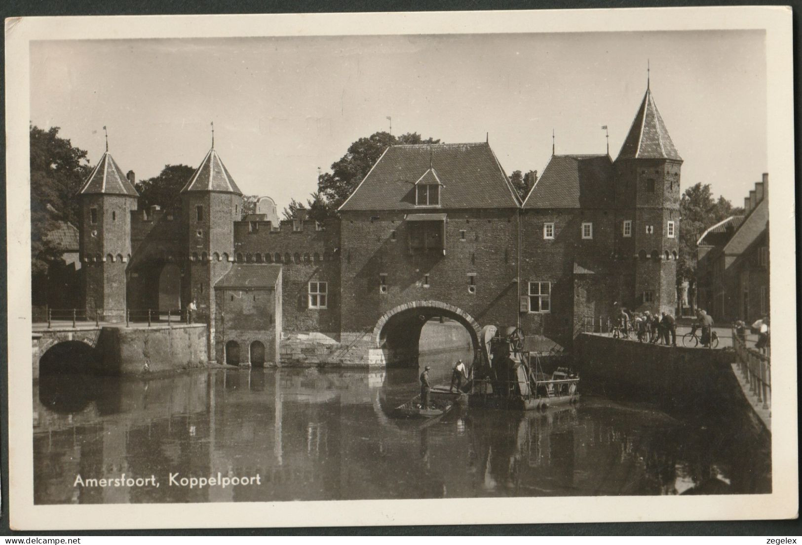 Amersfoort - Koppelpoort Met Hijswerktuig Op Het Water. Levendig - Amersfoort