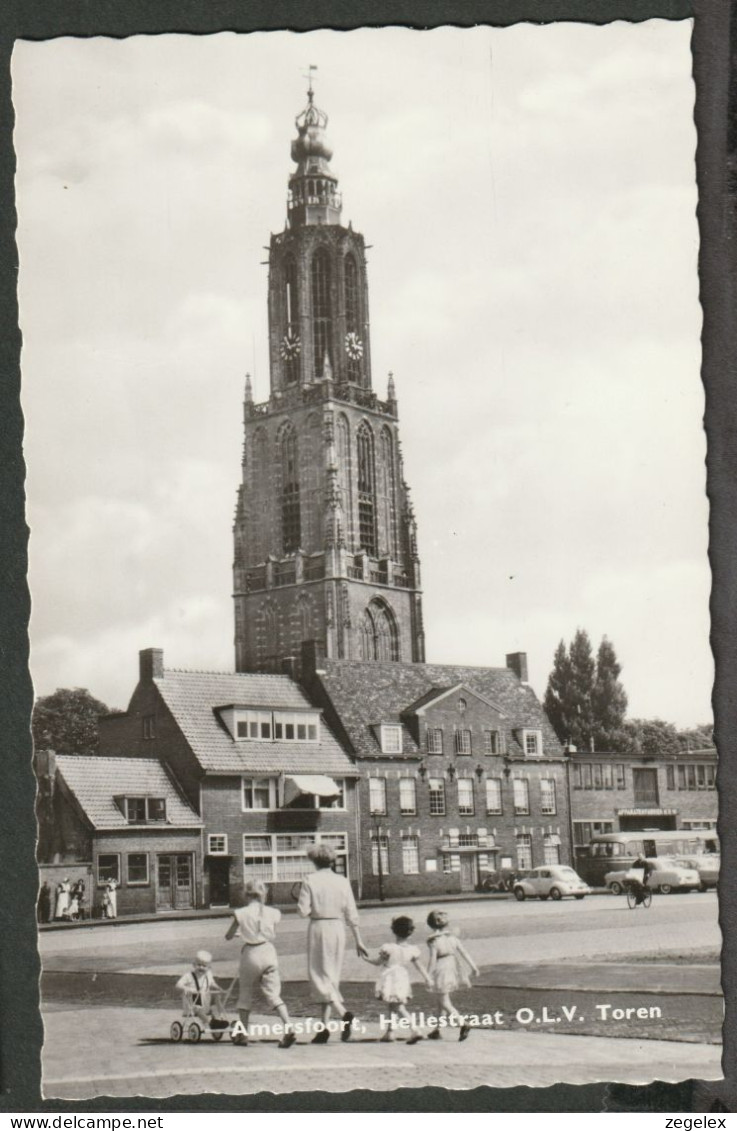 Amersfoort - Hellestraat Met O.L.V. Toren. Gezin Aan De Wandel - Volkswagen Kever - Amersfoort