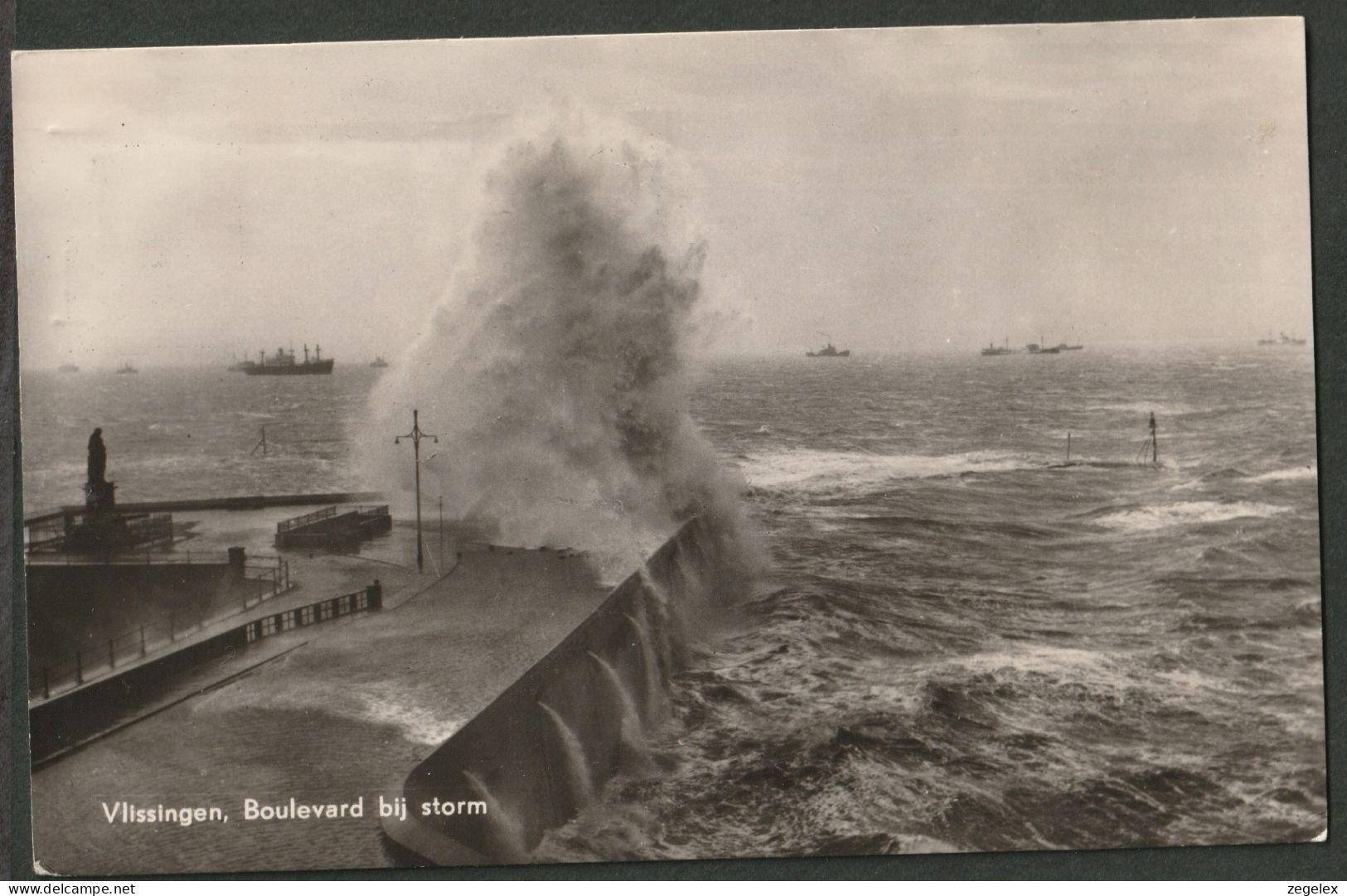 Vlissingen 1957 Boulevard Bij Storm Met Schepen Op De Rede - Vlissingen