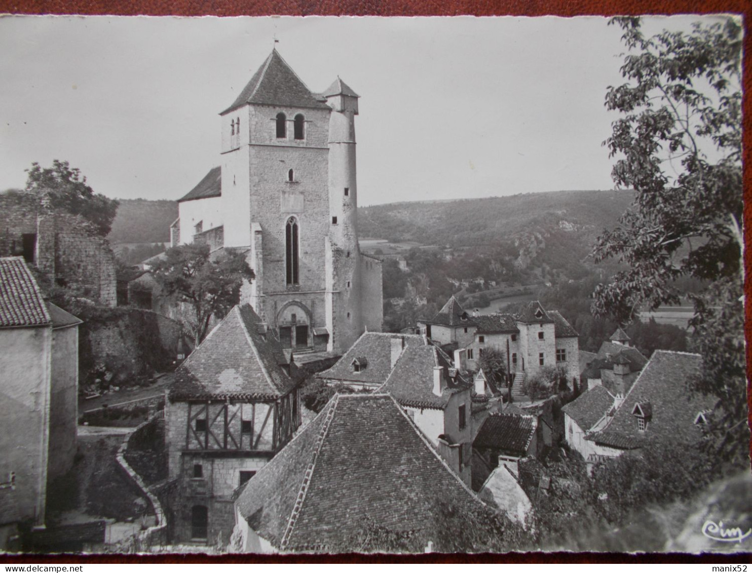 46 - SAINT-CIRQ LAPOPIE - L' Eglise. (Vue Du Village) CPSM - Saint-Cirq-Lapopie