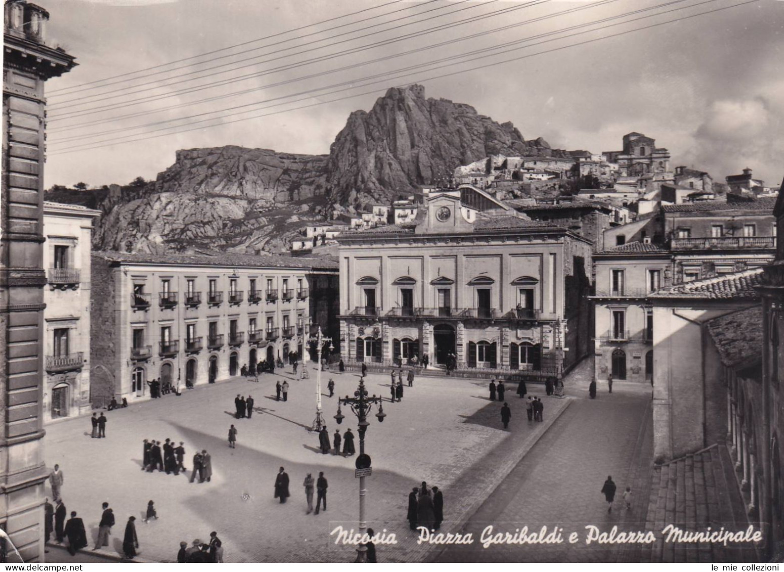 Cartolina Nicosia ( Enna ) Piazza Garibaldi E Palazzo Municipale - Enna