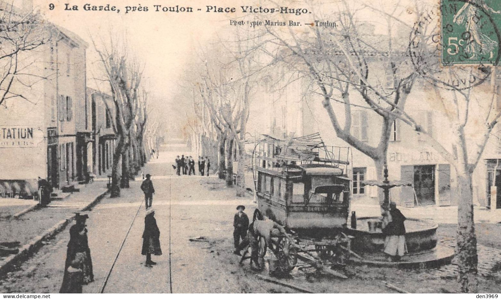 La GARDE (Var) Près Toulon - Place Victor Hugo - Diligence, Fontaine - Voyagé 1910 (2 Scans) Château De Laumière - La Garde