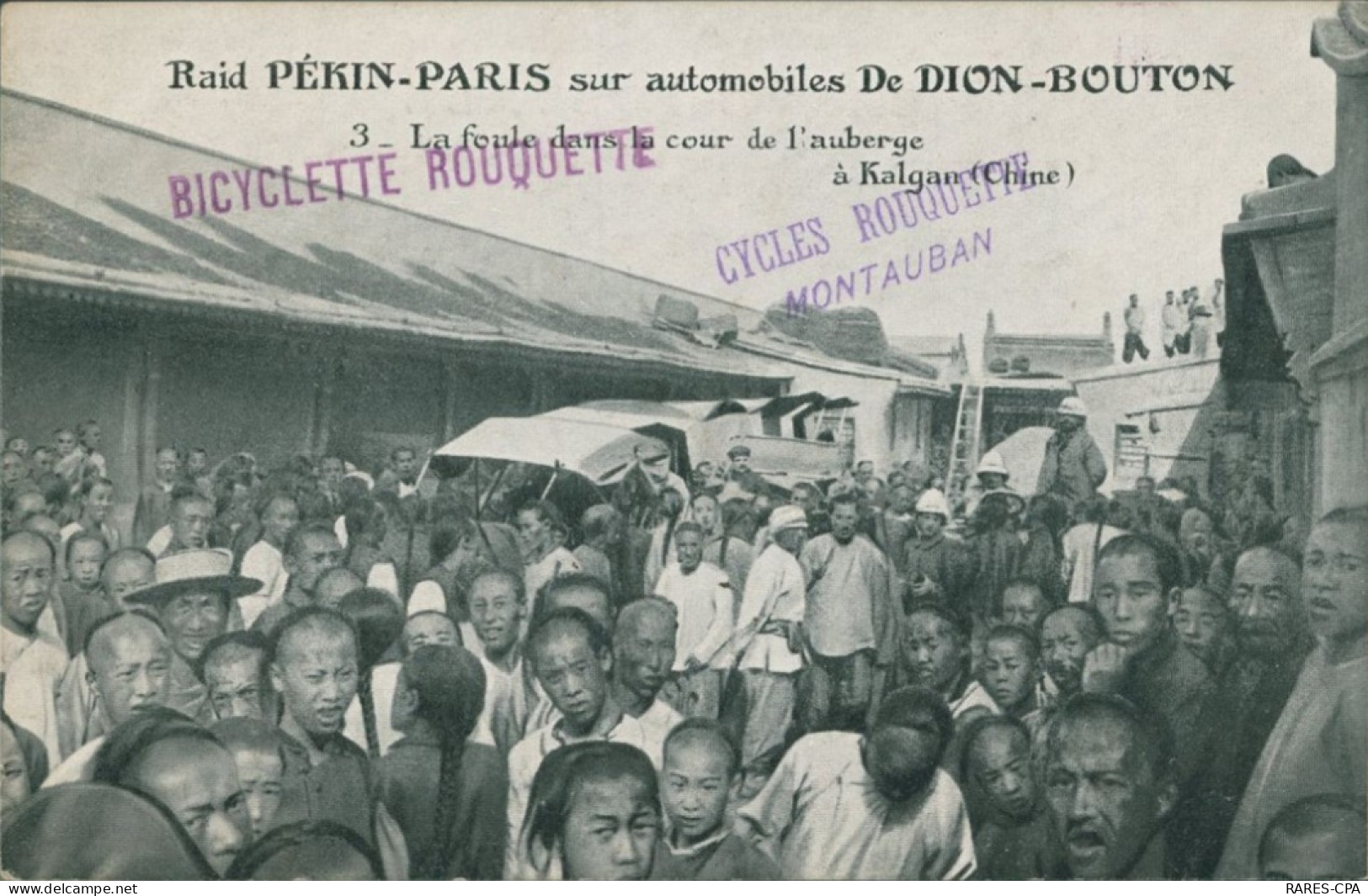 Raid PEKIN - PARIS Sur Automobiles De DION - BOUTON - La Foule Dans La Cour De L'auberge à Kalgan ( Chine )  / TB - Passenger Cars