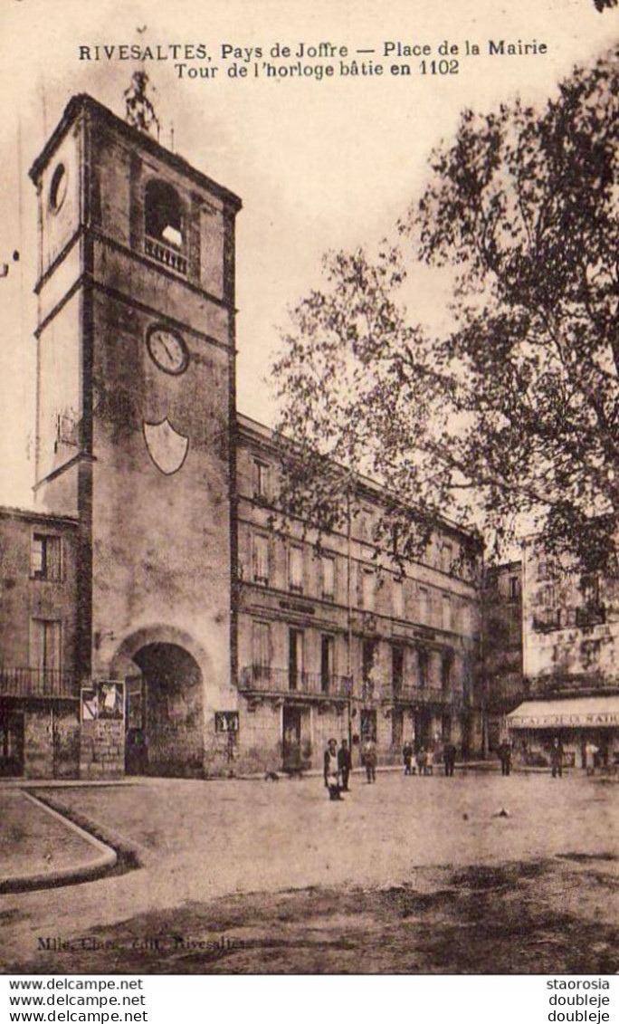 D66  RIVESALTES   Place De La Mairie Tour De L'Horloge ( Affiches ) - Rivesaltes