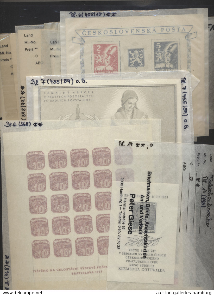 Czechoslowakia: 1918-1987, zwei Händlerlagerbucher in Ringbindern, sehr dicht ge