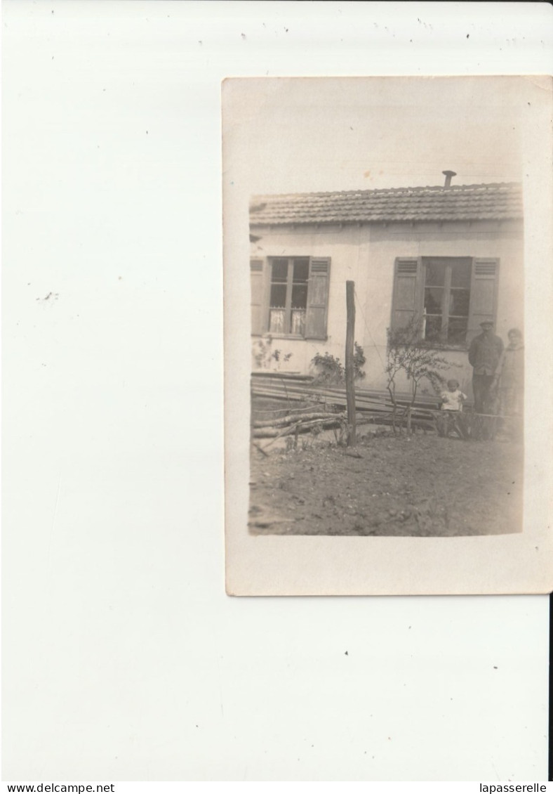 78-Achères 1928- Lot De 2 Cartes Photo Portrait Couple Et Enfant Dans La Brouette Devant Maison (famille Grassey) - Acheres