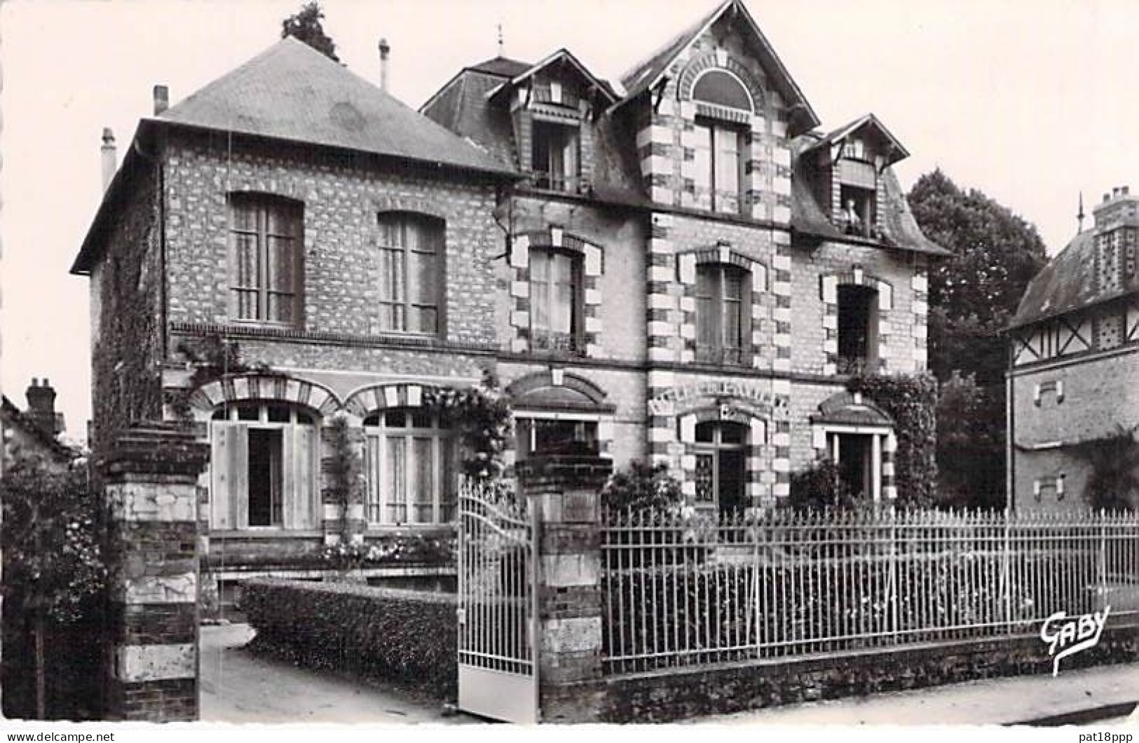 FRANCE - Lot de 20 CPSM dentelée HOTEL avec/sans RESTAURANT format CPA toutes régions en BON ETAT (cf. § description)