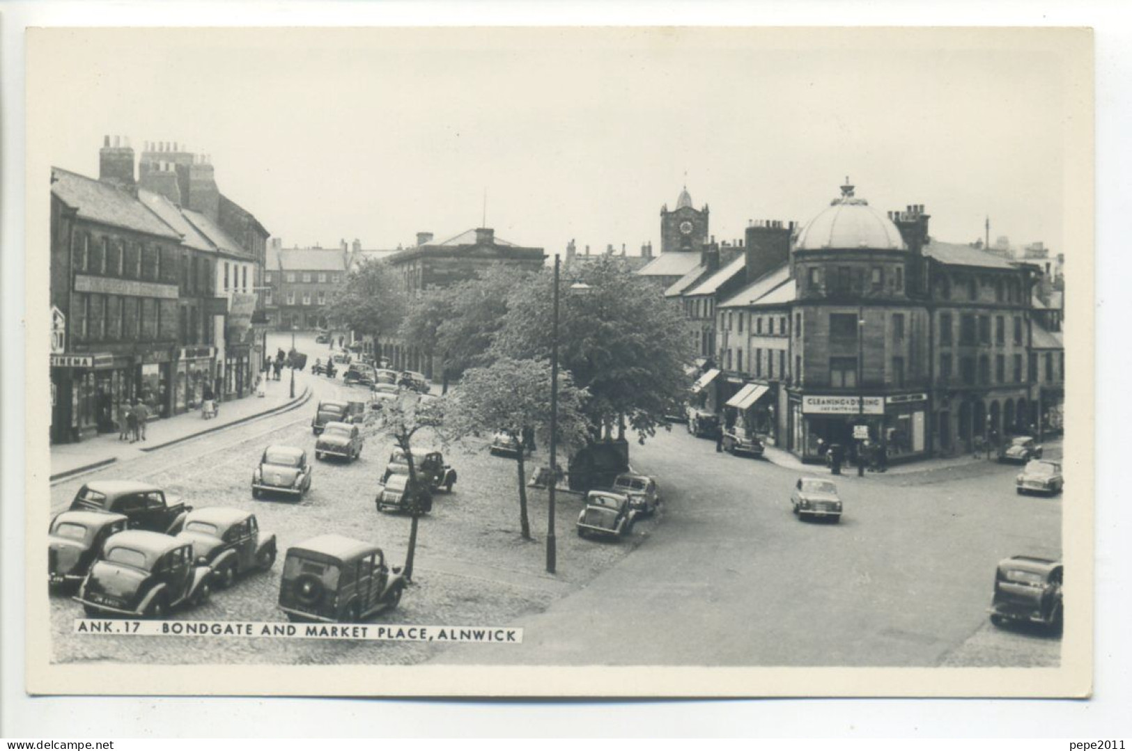 Post Card  Northumberland - ALNWICK Bondgate And Market Place - Old Cars From The 1950s - Andere & Zonder Classificatie