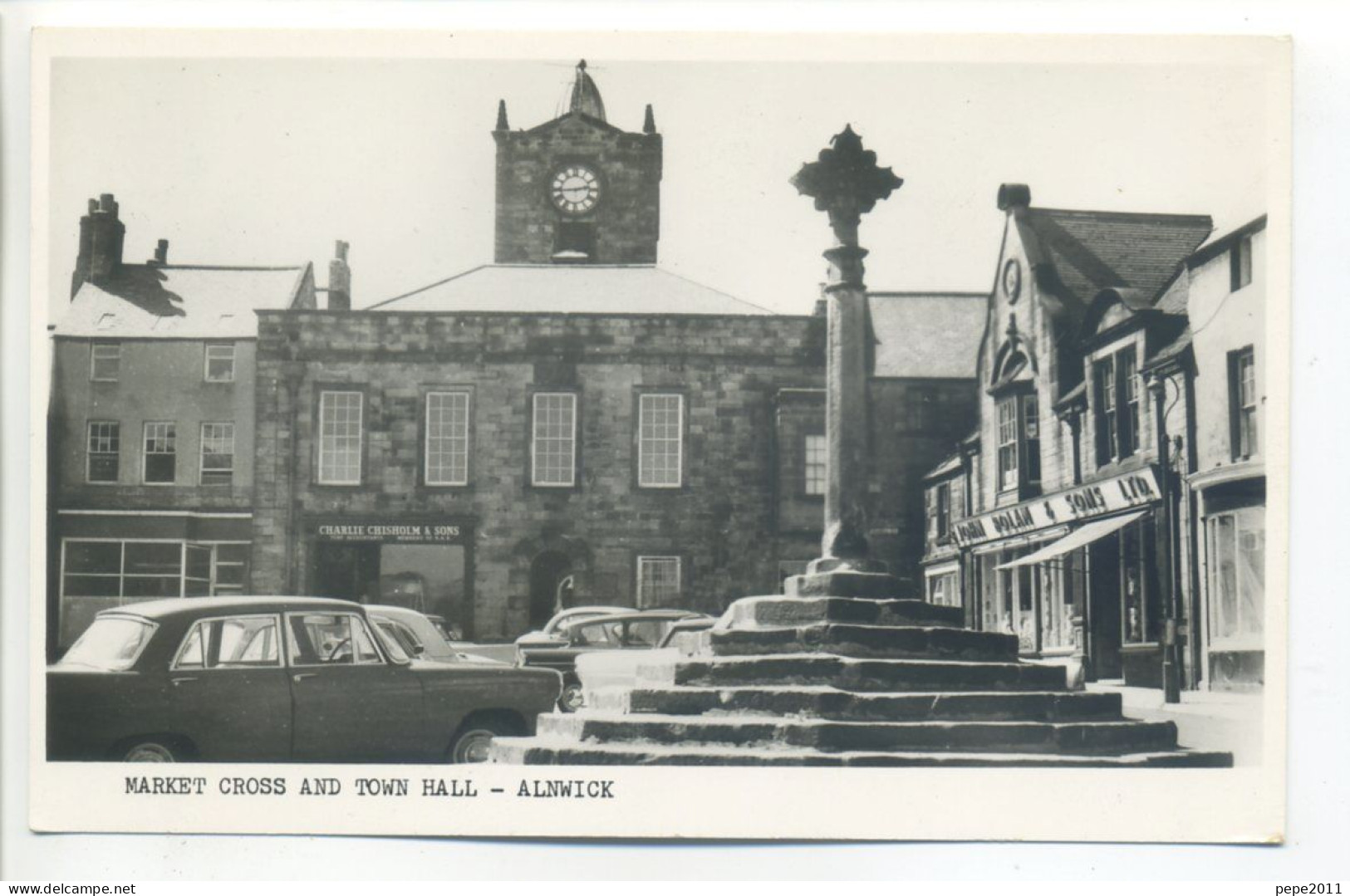 Post Card  Northumberland - ALNWICK Market Cross And Town Hall - Old Cars From The 1950s - Otros & Sin Clasificación