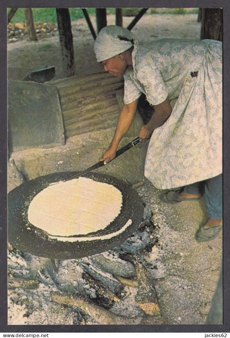 127686/ Stann Creek, Old Belizean Carib Woman Baking Cassava Bread - Honduras