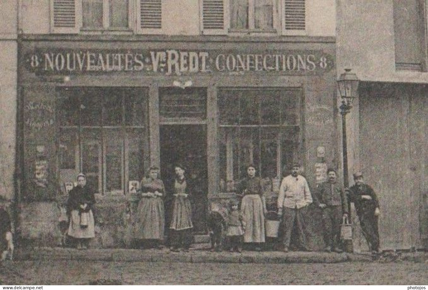 CPA  Dugny (93) Tous Alignés Pace De La Mairie Devant Le Magasin De Nouveautés  Redt   Ed Chatelain 11 - Dugny