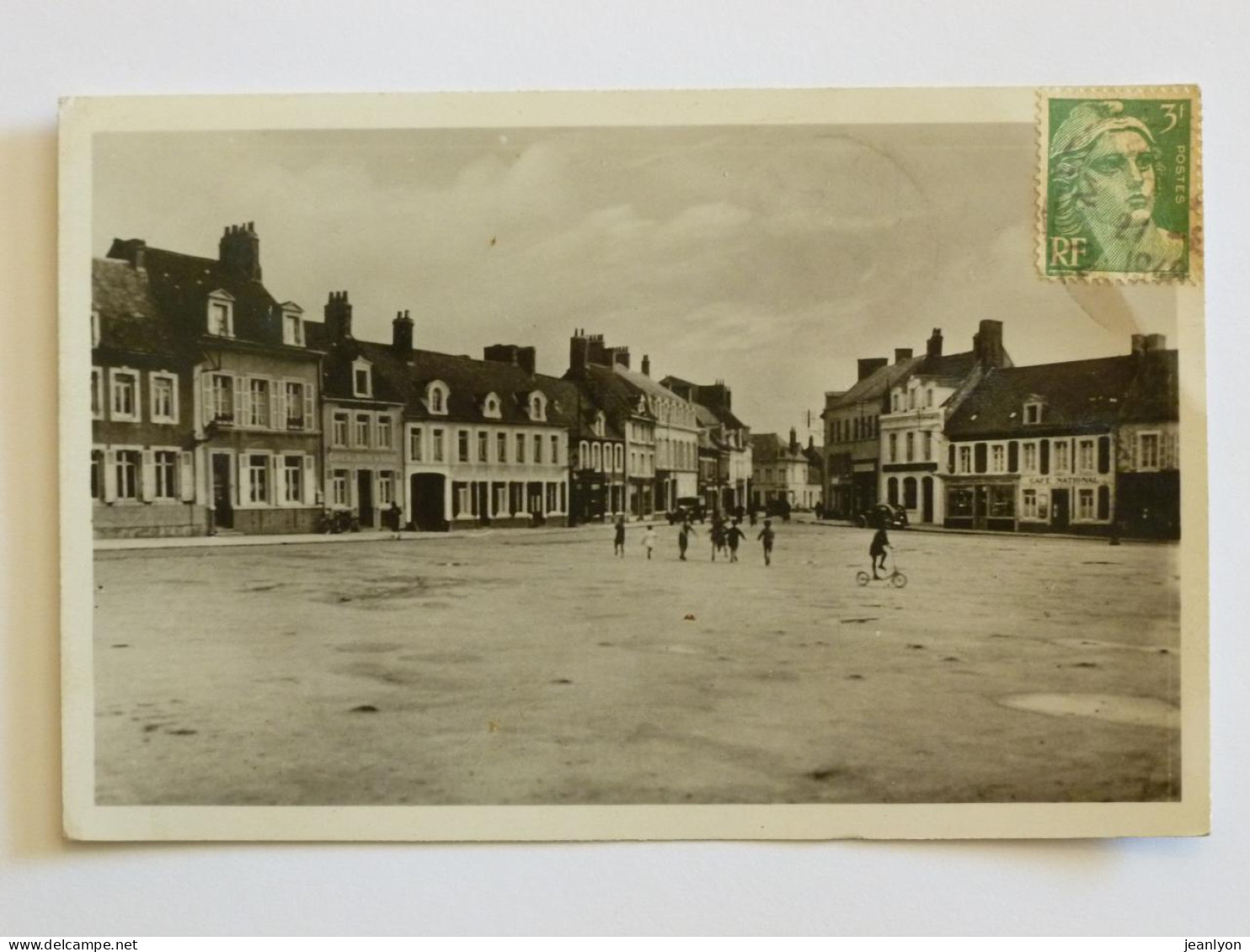 MARQUISE (62/Pas De Calais) - Place Avec Enfants Jouant , Café National - Marquise