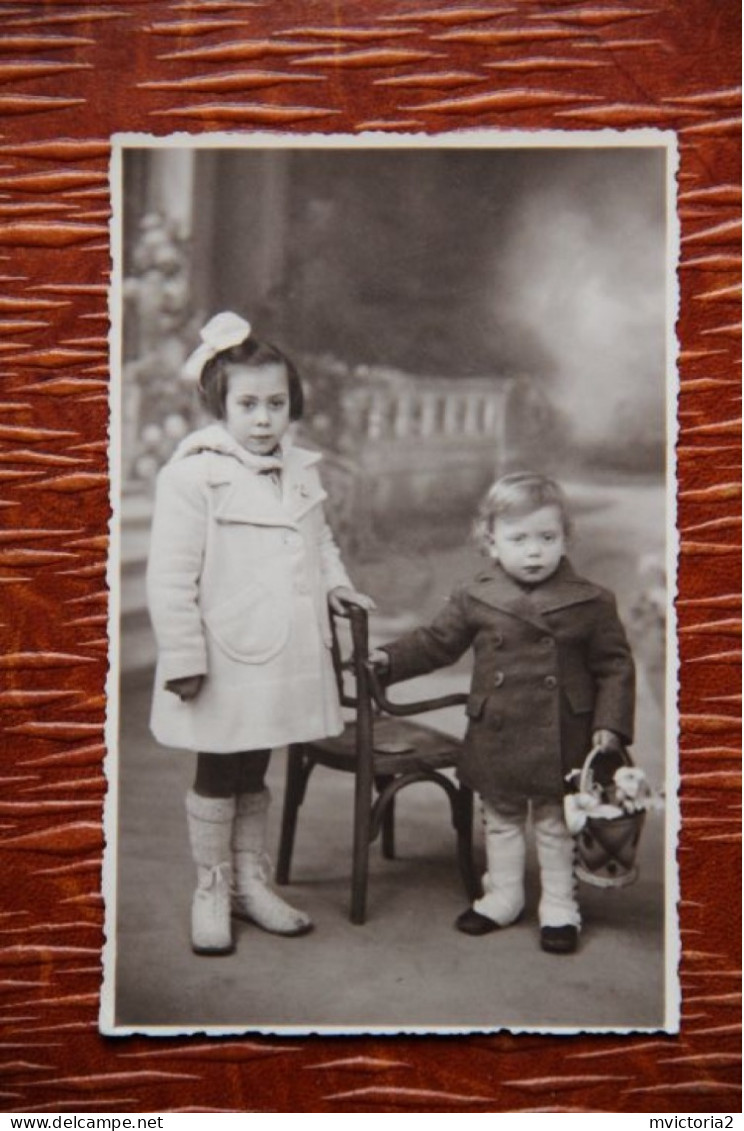 ENFANT : Carte Photo D'un Petit Garçon Et Sa Soeur Prise à BONE ( ALGERIE) Suivant Cachet Au Verso - Groupes D'enfants & Familles