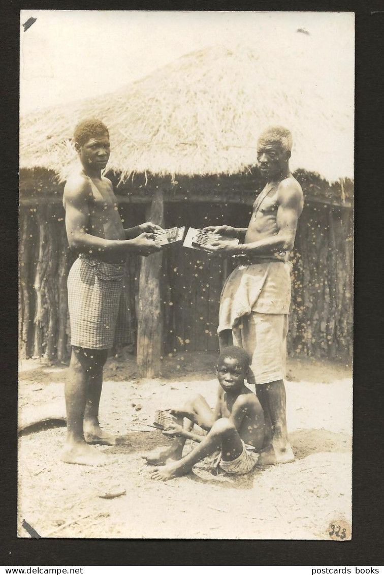 Postal Fotografico Nativos TOCADORES MBIRA / KALIMBA Musica Angola (?).Old Real Pohto Postcard MUSIC BAND Africa - Angola