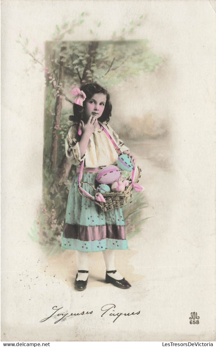 FÊTES ET VOEUX - Joyeuses Pâques - Fillette Avec Des Oeufs En Chocolats - Carte Postale Ancienne - Easter