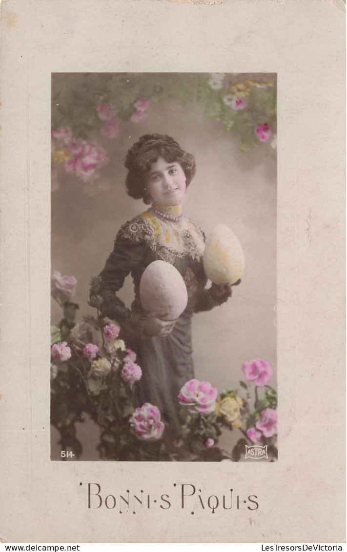 FÊTES ET VOEUX - Bonnes Pâques - Femme Avec Des Oeufs En Chocolat - Carte Postale Ancienne - Pâques