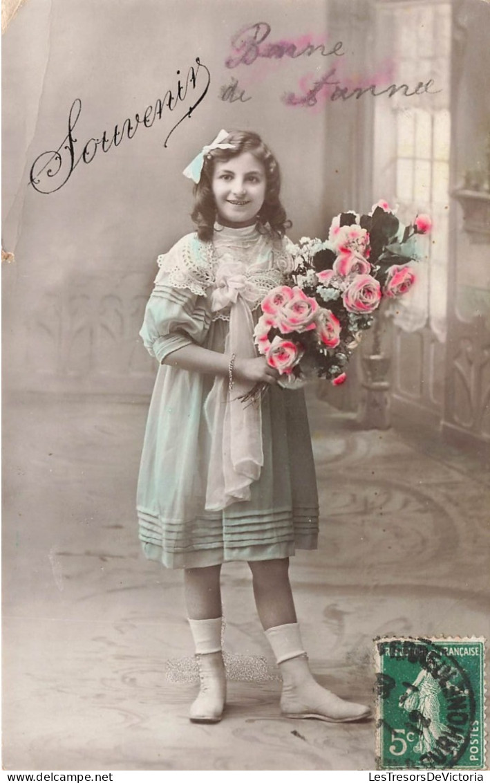 ENFANT - Souvenirs - Fillette En Robe Bleue Avec Des Fleurs - Carte Postale Ancienne - Autres & Non Classés