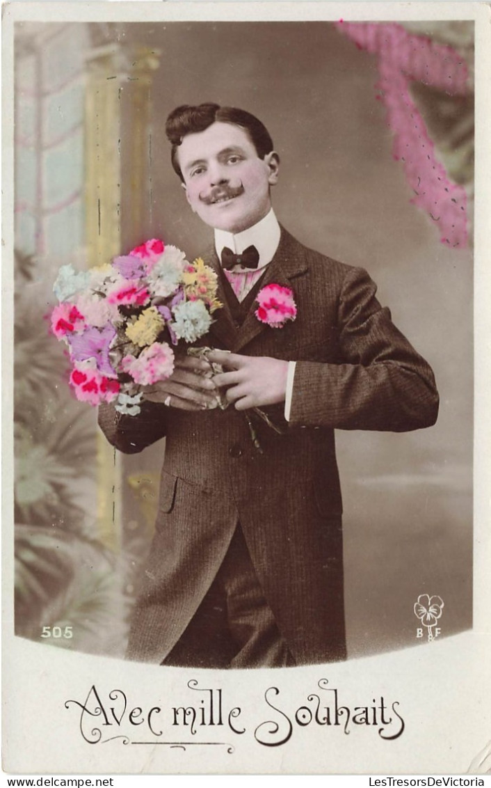 FANTAISIE - Homme - Avec Mille Souhaits - Homme Avec Des Fleurs - Carte Postale Ancienne - Männer